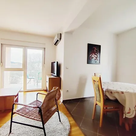 아파트 Airy In - Murter, - 3 Min Walk, 2 Bedrooms, 2 Bathrooms, 70m2 With Terrace, Mooring Included *