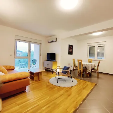 Seaside Retreat: With Access And Boat Mooring Apartment