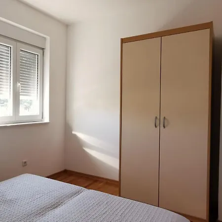 Apartment Seaside Retreat: With Access And Boat Mooring