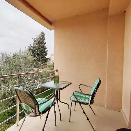 Apartment Seaside Retreat: With Access And Boat Mooring