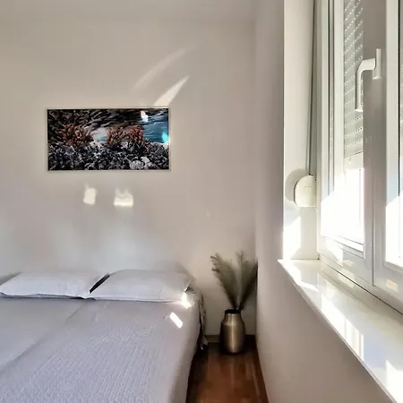 Apartment Seaside Retreat: With Access And Boat Mooring *
